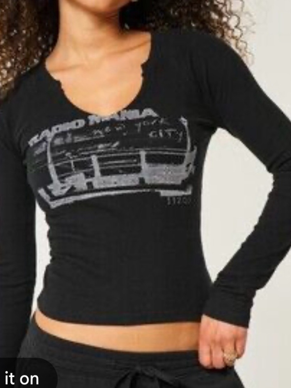 Hollister Women’s Black Long Sleeve V-Neck Graphic Cotton Knit Tee Size S